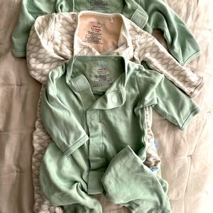 5 magnetic me onesies! Like new!